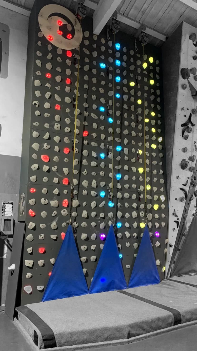 Pared de escalada con cuerda y presas iluminadas de Shiny Wall en La Ola (Salamanca)