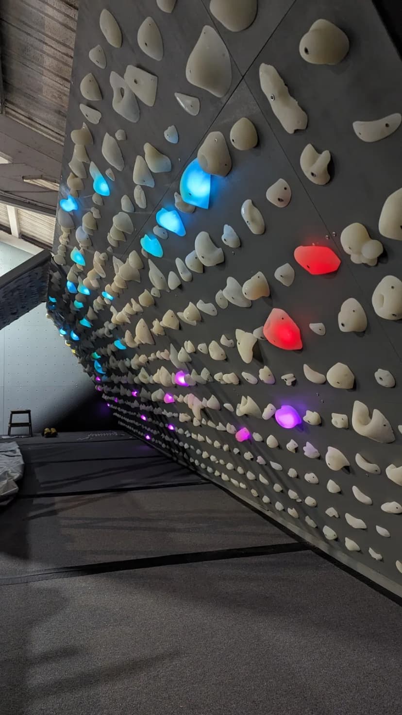 Muro de boulder desplomado a medida de Shiny Wall en La Ola (Salamanca)