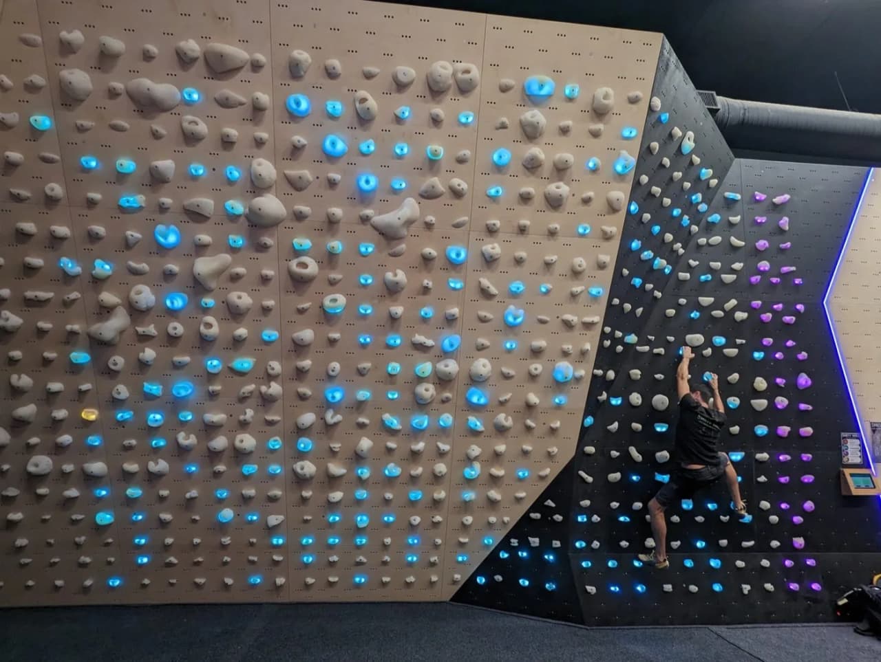 Panel de boulder a medida con presas iluminadas de Shiny Wall en Skala Roco (Burgos)